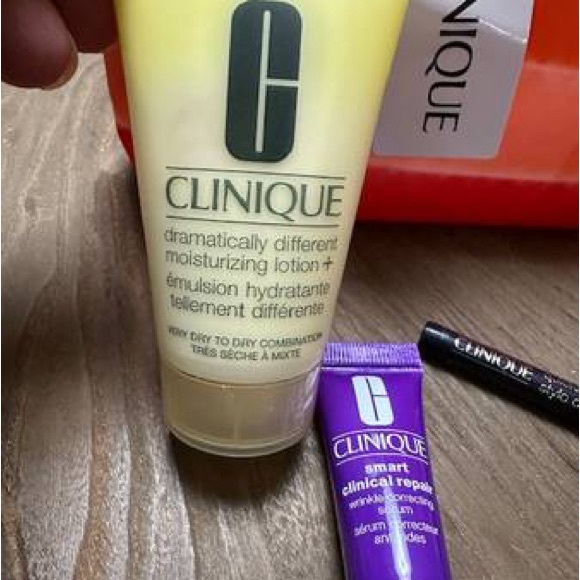 Clinique MakeUp Bag and Goodies - Picture 2 of 8